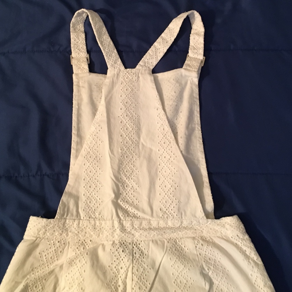 White jumper. Please look at last pic the thread for the clasp opened up . - Picture 2 of 5